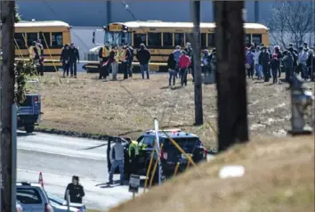  ?? Scott Rogers/The Times via AP ?? Employees gather outside of the Foundation Food Group site Thursday in Gainesvill­e, Ga., after a liquid nitrogen leak killed six people.