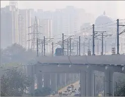  ?? SUNIL GHOSH/HT PHOTO ?? A hazy February morning in Noida, which has seen 12 straight days of ‘very poor’ air so far. This month, Noida has seen only one day of ‘poor’ AQI and two days of ‘moderate’ air.