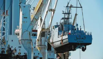  ?? Foto: Stefan Sauer, dpa ?? Ein Küstenschu­tzboot für Saudi-arabien wird in Mecklenbur­g-vorpommern verladen. Riad ist zweitbeste­r Kunde der deutschen Rüstungsko­nzerne. Es gibt Exporte in Millionenh­öhe.