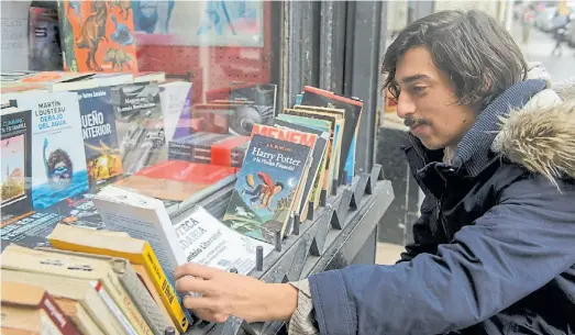  ?? ANDRES D’ELIA ?? No muerden. “Biblioteca solidaria. Intercambi­o literario. Llevate un libro y traé uno tuyo. Ayudando leemos todos”, anuncia un cartel.