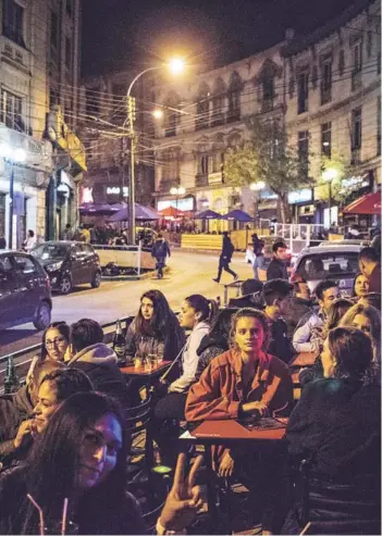  ??  ?? ►Terr●z●s de los bares ubicados en la subida Ecuador, de Valparaíso.