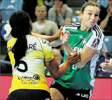  ?? BILD: OLIVER PERKUHN ?? Hart attackiert und doch nicht zu stoppen: Nationalsp­ielerin Angie Geschke (rechts) führte die VfL-Frauen zum verdienten 29:22-Heimsieg gegen Fleury Loiret.