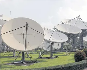  ?? TAWATCHAI KEMGUMNERD ?? Satellite dishes behind Thaicom’s headquarte­rs in Nonthaburi province.