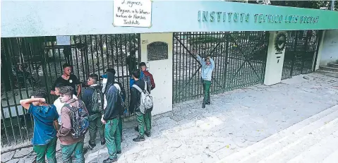  ?? FOTO: JOHNY MAGALLANES ?? Los estudiante­s del Instituto Técnico Luis Bográn continuaro­n con la protesta y tomas de las instalacio­nes.