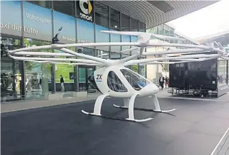  ??  ?? Volocopter. Por esta especie de dron gigante Mercedes-Benz invirtió 30 millones dólares. Es un taxi volador de conducción autónoma que puede llevar a 2 pasajeros.