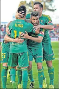  ??  ?? ALEGRÍA. Los futbolista­s del Cádiz celebran.