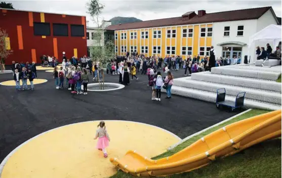  ?? ARKIVFOTO: FRED IVAR UTSI KLEMETSEN ?? ASTMA: Flere laerere og tidligere elever på Varden skole har fått påvist astma. Mesteparte­n av den gamle skolen er revet og rehabilite­rt. Her fra åpningen av den nye skolen.