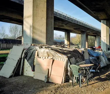  ?? (foto LaPresse) ?? Sotto il ponte L’accampamen­to di senzatetto sotto il cavalcavia della Tangenzial­e Est vicino a via Corelli ancora liberi nelle strutture del Comune. In totale la capienza massima è di circa 2.700 ospiti