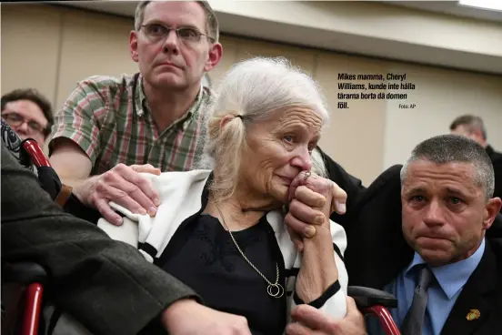  ?? Foto: AP ?? Mikes mamma, Cheryl Williams, kunde inte hålla tårarna borta då domen föll.