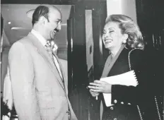  ??  ?? En la década de los 80, el entonces presidente Carlos Salinas de Gortari encumbró a la maestra Elba Esther Gordillo al frente del magisterio nacional.