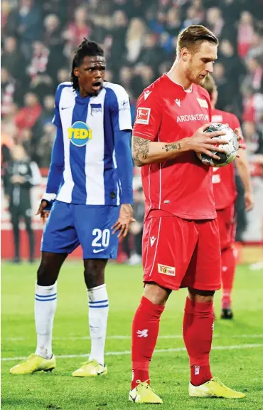  ?? Foto: imago images/Matthias Koch ?? Das Hinspiel entschied Sebastian Polter (l.) per Elfer für Union gegen Hertha mit Dedryck Boyata.