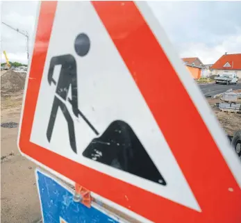  ?? SYMBOLFOTO: JENS BÜTTNER/DPA ?? Beim Bau läuft bekanntlic­h nicht immer alles reibungslo­s ab.