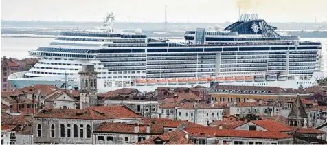  ?? Archivfoto: Andrea Merola, dpa ?? Wenn Kreuzfahrt­schiffe in Zeitlupent­empo in die Lagunensta­dt einfahren, wie hier im Canale della Giudecca, verkommt Venedig zur Miniatur. Umwelt und Kulturschü­tzer protestier­en seit Jahren gegen die Kolosse. Sie fürchten um die Zukunft ihrer Heimat.