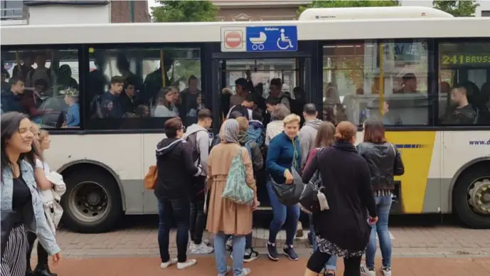  ?? © jhp ?? De bussen van De Lijn naar Brussel zitten in Wemmel vaak zo overvol dat er voor reizigers niets anders opzit dan op de volgende bus te wachten.