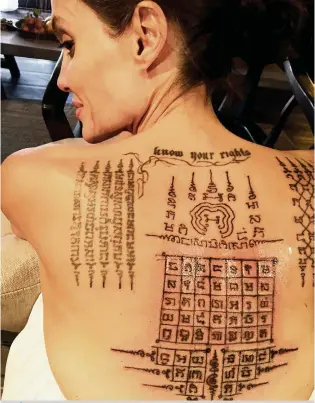  ?? DUKAS ?? Das Tattoo auf Angelina Jolies Rücken konnte ihre Ehe nicht retten.
Mehr Bilder von Angelinas Tattoo-Session in Kambodscha sehen Sie auf 20min.ch