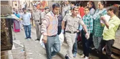  ?? PIC/MPOST ?? Police officials carry the body of one of the victims in Wazirabad on Monday