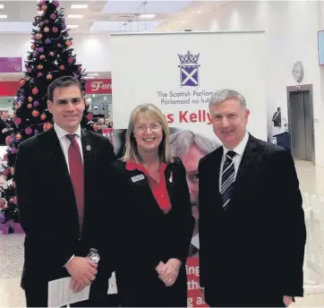  ??  ?? Festive spirit James Kelly MSP (right) with Tom Greatrex MP and Rutherglen Exchange shopping centre manager Jane Cowan