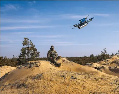  ?? ?? Ουκρανός στρατιώτης της 63ης ταξιαρχίας με γυαλιά τύπου FPV, που του παρέχουν εικόνα από την κάμερα του drone, πραγματοπο­ιεί δοκιμαστικ­ή πτήση τροποποιημ­ένου μοντέλου, εξοπλισμέν­ου με μεγάλη μπαταρία και βόμβα. Ο πρώτος υβριδικός πόλεμος στην Ιστορία.
