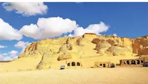  ?? FOTO: SIMONE A. MAYER/DPA-TMN ?? Wo heute Wüste ist, war einst ein Meer: goldgelbe Sandsteinf­elsen und endlose Dünen bestimmen inzwischen das Wüstenbeck­en Wadi El-Hitan.