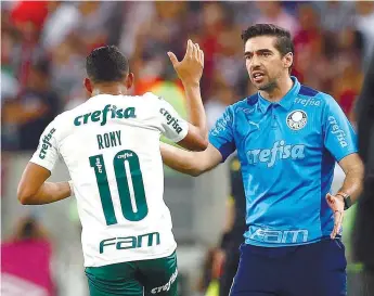  ?? ?? Abel Ferreira felicita Rony pelo golaço de bicicleta marcado ao Fluminense