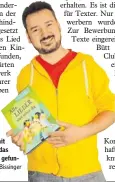  ?? Foto: Helmut Bissinger ?? Christoph Paninka mit dem Liederbuch, in das sein Kinderlied Einzug gefunden hat.