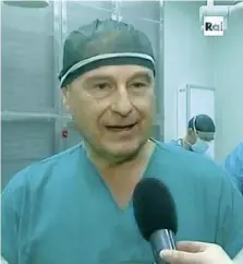  ??  ?? In tv Norberto Confalonie­ri in uno dei frequenti passaggi tv; a sinistra, l’ospedale Pini di Milano