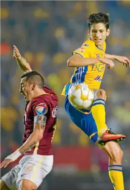  ??  ?? BATALLA. Damm pelea el balón con Sambueza en un Tigres vs América de 2016.