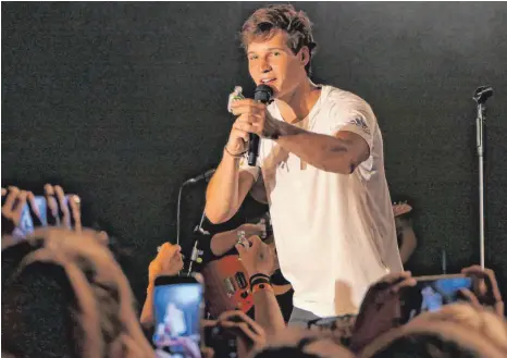  ?? FOTO: HARALD RUPPERT ?? Prost! Wincent Weiss genehmigt sich ein Fan-Geschenk im ausverkauf­ten Großen Zelt.