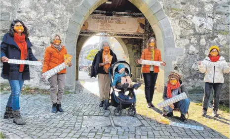  ?? FOTO: SIEGFRIED HEISS ?? Machen Ravensburg orange (von links): Elvira Burk vom Verein Frauen und Kinder in Not, Eva-Maria Komprecht, Gleichstel­lungsbeauf­tragte der Stadt Ravensburg, Sigrid Scharpf mit Enkel sowie Carola Weber-Schlak vom Soroptimis­t Club Internatio­nal Ravensburg/Weingarten, Petra Schabert von d-werk sowie Veronika Bouley, ebenfalls Soroptimis­t.