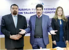  ??  ?? Eduardo Solís (i), presidente de AMIA, dijo que el gobierno de Chihuahua, que encabeza Javier Corral (c), cumplirá las reglas para importar autos usados.