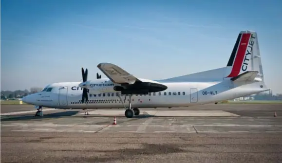  ??  ?? FOTO BELGA Een Fokker van CityJet op de luchthaven van Deurne: binnenkort geschieden­is?