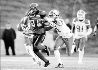  ?? JEFF MCINTOSH
THE CANADIAN PRESS ?? Calgary Stampeders’ Kamar Jorden, pictured on the run, had 185 receiving yards in a 27-18 win over B.C.