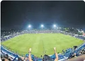  ?? ?? EL ESTADIO DE TALLERES REPLETO EN EL PROYECCIÓN. Y ATLÉTICO TUCUMÁN VS. RIVER.