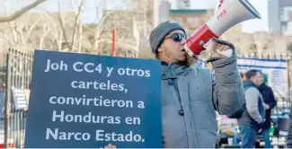  ?? F.E. ?? Hondureños reclamaron justicia en los alrededore­s de la corte en Nueva York .