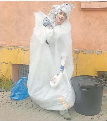  ?? FOTO: SILVIA BUSS ?? Ein Mitmachstü­ck, das sich mit inzwischen 500 Aufführung­en zum Renner entwickelt: Laurent Barthel als „l‘homme poubelle“, der menschlich­e Müllsack.