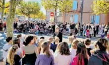  ?? ?? Les enfants des écoles de Fronton accompagné­s par leur Maîtresse ont chanté la Marseillai­se.