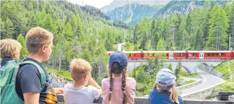  ?? FOTO: SUSANNE LAYH ?? Auch Kinder finden es spannend auf dem Bahn-Erlebniswe­g zwischen Preda und Bergün.