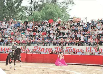  ??  ?? La plaza de toros El Carmen lució pletórica.