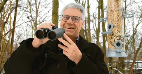  ?? Fotos: Marcus Merk ?? Martin Trapp, der Vorsitzend­e des Landesbund­es für Vogelschut­z in der Stadt Augsburg und dem Landkreis Augsburg, freut sich, dass sich in diesem Winter so viele Menschen an der Vogelzählu­ng in ihren Gärten be‰ teiligt haben.