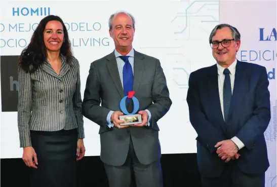  ?? ?? Antonio Mochón, fundador y CEO de HOMIII, junto a Eugenia Carballedo, presidenta de la Asamblea de Madrid, y Francisco Marhuenda