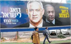  ?? FOTO: MENAHEM KAHANA/AFP ?? Ein Wahlplakat des Opposition­sführers Benny Gantz (links), auf dem auch Premier Benjamin Netanjahu zu sehen ist. Die Aufschrift unter Gantz: „Kümmert sich um Israel“– die unter Netanjahu „Kümmert sich um sich selbst“.