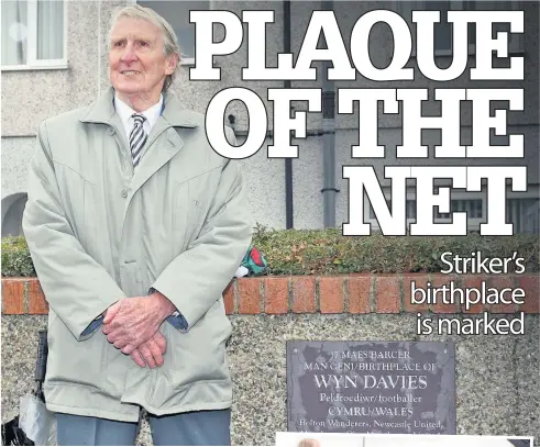  ??  ?? ● Ex-footballer Wyn Davies at the special presentati­on in Caernarfon, where a commemorat­ive plaque marking his birthplace was unveiled Pictures: RICHARD BIRCH