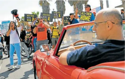  ?? // REUTERS ?? Familiares de rehenes de Hamás protestan ante la embajada de EE.UU. en Tel Aviv