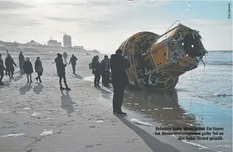  ?? ?? Beliebter Selfie-Hintergrun­d: Ein Sturm hat dieses tonnenschw­ere gelbe Teil an den Sylter Strand gespült.