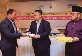  ?? PIC
BERNAMA ?? Raja Muda Perlis Tuanku Syed Faizuddin Putra Jamalullai­l (centre) handing over RM5,000 to first secretary of the Malaysian high commission in Dhaka, Idham Zuhri Mohd Yunus, in Dhaka.