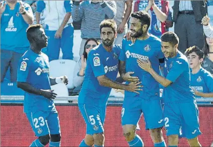  ?? FOTO: EFE ?? Los jugadores del Getafe celebran uno de los goles marcados a la Real Sociedad