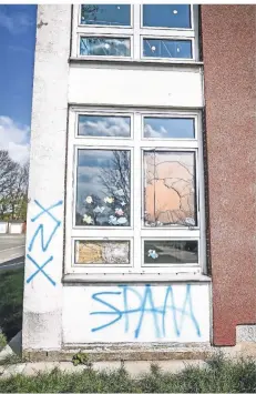  ?? FOTO: FRÖHLICH ?? Erneut gab es Vandalismu­s an der Grundschul­e Am Dicken Stein.