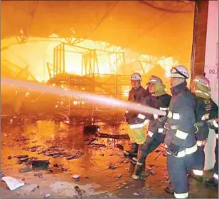  ?? FRESH NEWS ?? Firefighte­rs battled the blaze for hours and brought it under control by about 11pm on Saturday.