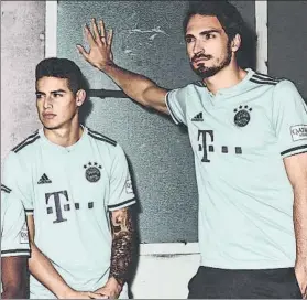  ?? FOTO: @FCBAYERN ?? James y Hummels, de verde menta, el color del Bayern para su uniforme reserva