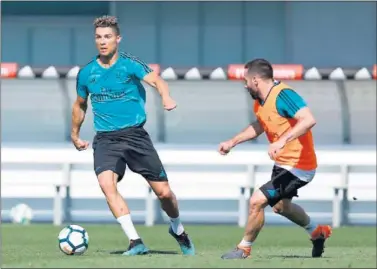  ??  ?? OTRA VEZ SOBRE EL CÉSPED. Cristiano y Carvajal durante el entrenamie­nto de ayer en Valdebebas.